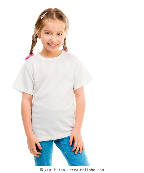 白色背景下的可爱的小女孩可爱的小女孩，在白色 t 恤和蓝色牛仔裤